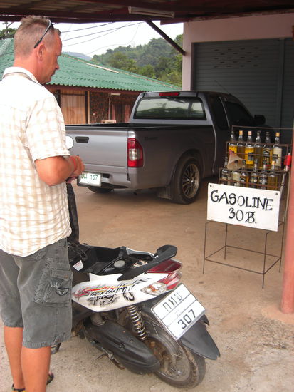 ...den Sprit gibts hier in Schnapsflaschen...