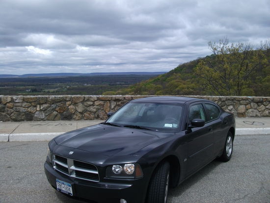 dodge carger v8 3,5 liter. ein geiles geschoss um nur 120 kmh zu fahren denn schneller darf man in canada und usa nicht fahren.