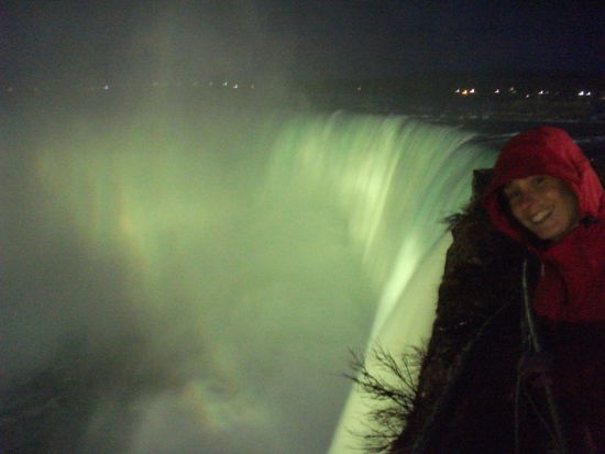 niagarafälle bei nacht sind sehr zu empfehlen, war wunderbar, da sie den fall mit vielen lichteffekten hervorheben.