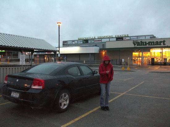 bezgl.der unglaublichen weite in canada, wo wir uns dachten wir können einfach stehen bleiben und schlafen, sind wir dann nach 2 stündiger suche vor einem riesen supermarkt gelandet.
die straßen sind extra so gebaut, dass eben keiner irgendwo einfach stehen bleiben und übernachten kann - keine parkplätze oder pannenbuchten.