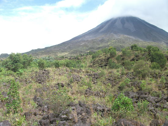 die spitze des vulkans ist meistens mit nebel bedeckt!!!
besteigen kann man ihn nicht, zu gefaehrlich!!!