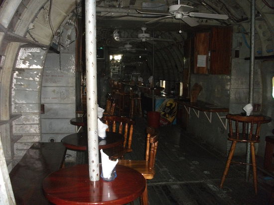 leider nicht gut zu erkennen auf dem foto, aber sie ist ihnen echt gut gelungen: die ultimative bar!!!