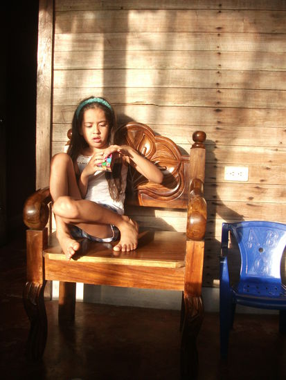 natalie ganz beschaeftigt mit kubrikwuerfel