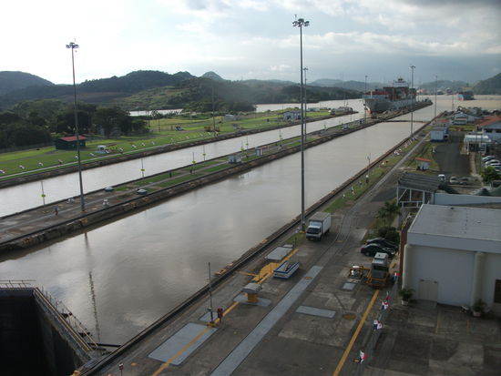 ein richtiger verkehr.., das eine boot faehrt in die erste schleuse, das dahinter kommt in die zweite schleuse und die hinteren warten...und so weiter..!!