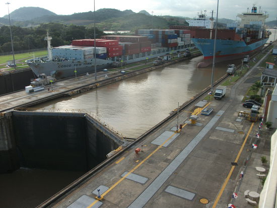 hier sieht man schon gut wie weit das erste boot abgelassen ist, das wasser im ersten becken muss genauso tief sein wie im zweiten becken, dann oeffnen sich die schleusen und das boot faehrt durch, bis zur naechsten schleuse.....!