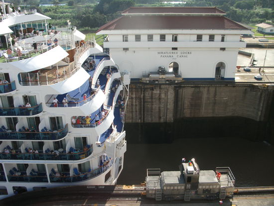die zwei wagone hier sind zum stabilisieren des schiffes, da es sich teilweise wirklich um cm ausgeht.
die groesse von einer schleuse ist 320x28,5 meter und weltweit werden die schiffe nach diesen maßen gebaut!!!