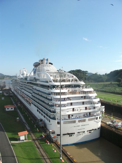 dieses kreuzfahrtschiff ist durch und faehrt zu den naechsten schleusen!!