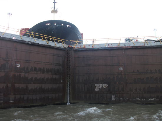 schleuse von gatun, sind wir direkt davorgestanden, dieses schiff ist riesig, wird gerade abgelassen und wartet.....