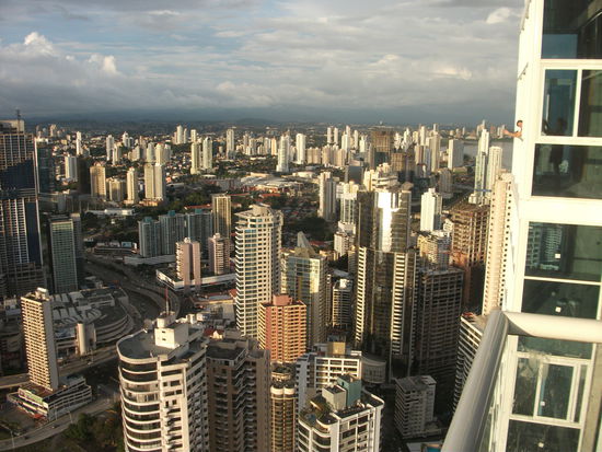 aussen hatte man dann diese wundervolle aussicht ueber panama city!!!