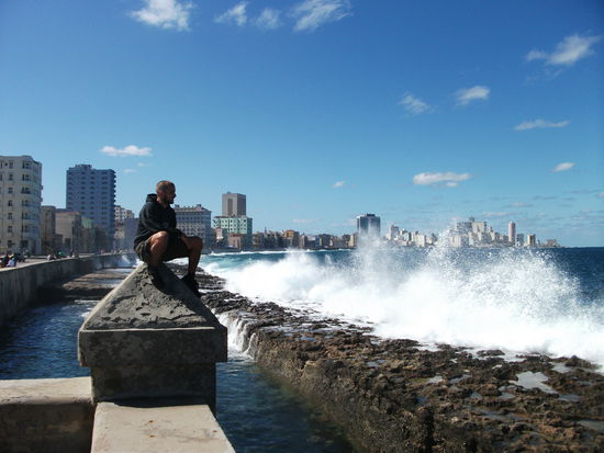 der malecon! beliebt von allen zum sitzen und gemuetlich machen ob tag oder nacht!!
die steinmauer wurde zum schutz vor dem wasser gebaut und zieht sich der ganzen stadt entlang!!