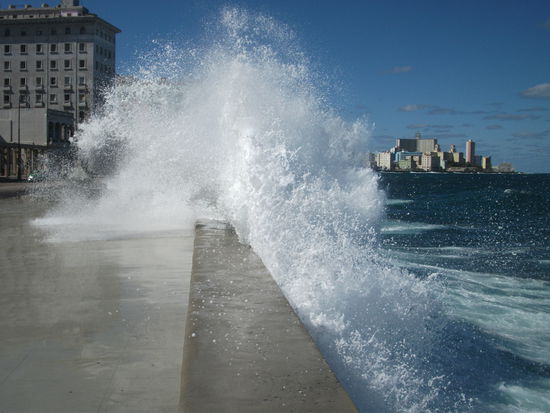 am vortag gab es einen kleinen sturm, also man merkt da schon wie das wasser ueberschwappt und auf die strassen kam.