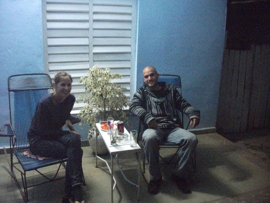 auf der terrasse unseres gasthauses, natuerlich mit gemuetlichen schaukelstuhl und mojito (nationalgetraenk) darf auch nicht fehlen.