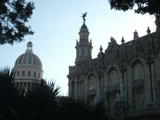 wunderschoene alte gebaeuden im kolonialstil: links die kuppel vom capitolio (regierungsgebaeude vom damaligen diktator batista - heute eine universitaet)!!