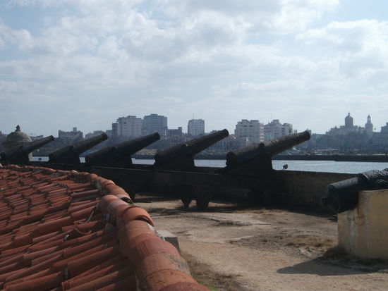 und hiermit wurde man auch gleich unter beschuss genommen, wenn man nicht erwuenscht war!!
von der festung aus hatte man einen schoenen blick auf die stadt havanna!!