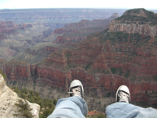 was fuer eine arge schlucht...!!! ueber tausende und jahrtausende von jahren, durch wind und wasser (colorado river) formte sich der grand canyon....mit einer auch so tollen farbenpracht!!