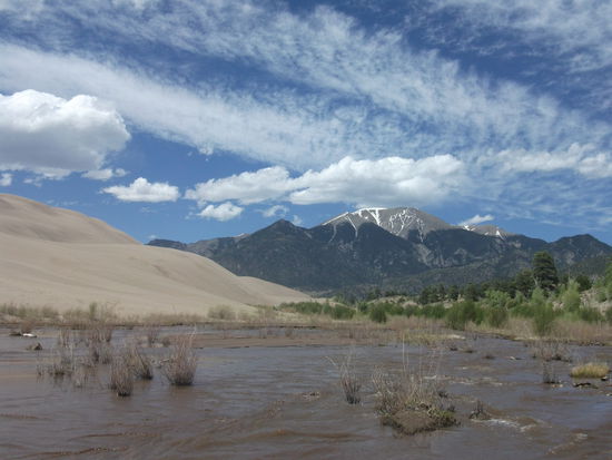 der echt witzige mischmasch: bergen auf denen schnee liegt (alpenpanorama), nebenbei die sand duenen die naturgeschaffen sind und davor der richtig kalte bergfluss.wenn das nicht faszinierend ist???