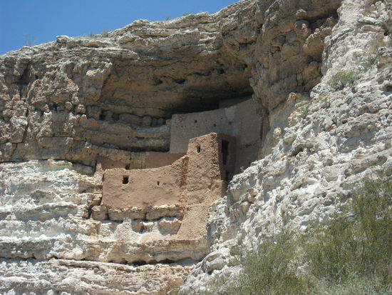 montezuma castle!
ehemaliger wohnort der indianer! und thomas sah zum erstenmal eine schlange nicht weit weg von ihm.