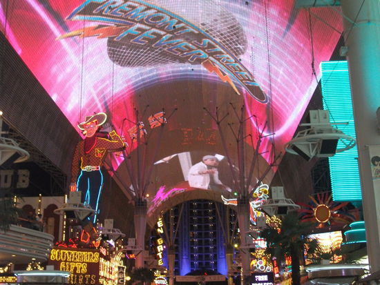 eine endloslange casinomeile wo alles nur blinkt und glaenzt und glitzert.