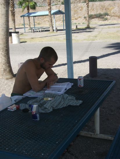 mit diesem foto wollte ich mal festhalten wie sehr sich thomas muehe gibt und unsere reise im vorhinein immer gut recherchiert, wies weitergeht.