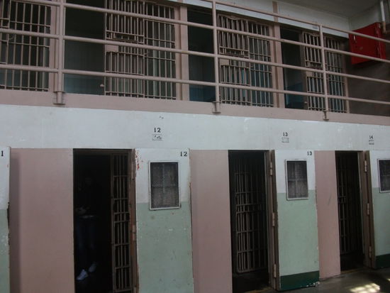 die untersten zellen waren dunkelkammern!
die oberen zellen waren fuer die ganz schweren verbrecher, die ihre zelle einmal in der woche verlassen durften.