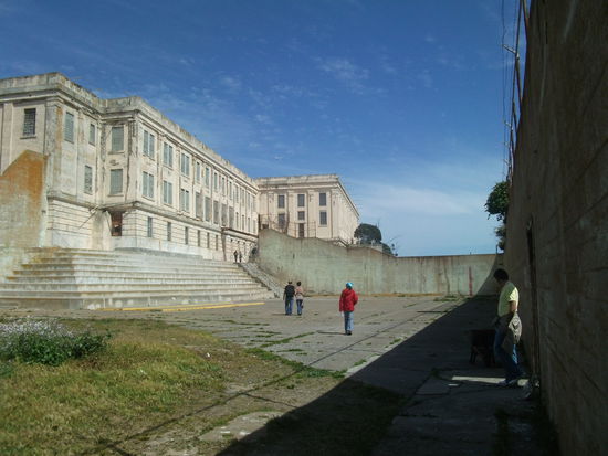 das privileg in die freiheit (hof) hat man sich erst erarbeiten oder verdienen muessen. und sie freuten sich riesig darueber.
3 std.max. ob winter oder sommer.frisch ist es dort immer, da der wind volle reinblaest und wir im mai schon frierten.