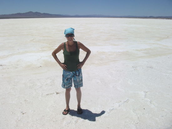 und da wo ich genervt stehe, ist ein riesiger ausgetrockneter salzsee.genervt bin ich desshalb, weil thomas mich in der affenitze lange stehen lies um ein foto zu machen...!!