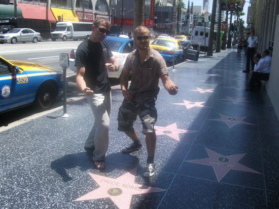 hier meine 2 halbstarken jungs die ich mit hatte:thomas und andre die ihre ehre an juck norris erweisen.