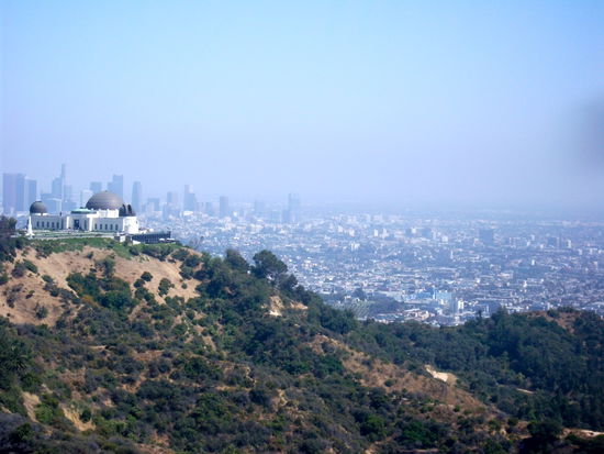 am weg zu dem sign, aussicht auf los angeles und im vordergrund der observationstower.