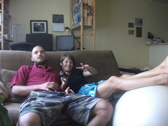 hier beim faulenzen, fernsehen oder skypen...!!