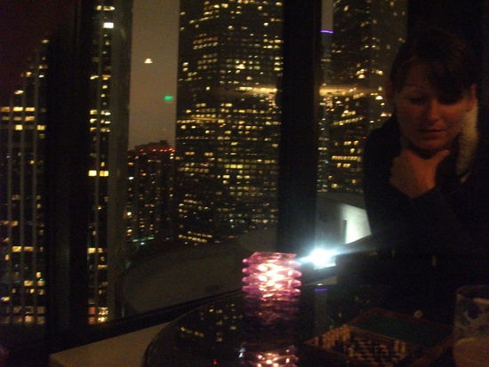 aussicht einer skyline bei nacht, wenn alles funkelt und glitzert