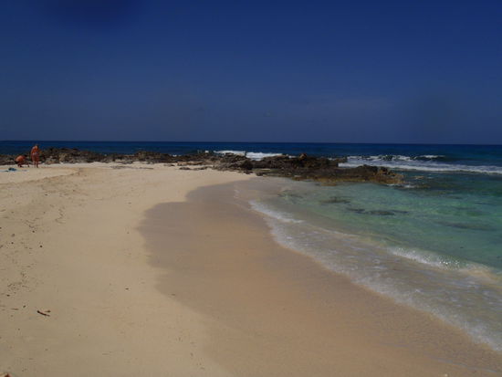ja unser karibisches meer vor der hostel-haustuere!!!