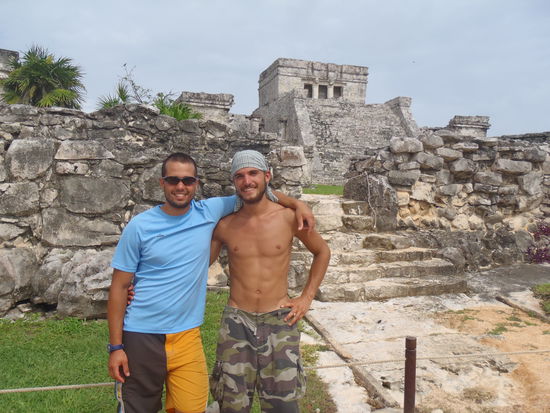 vordergruendig 2 kasperle und hintergruendig eine mayaruine!