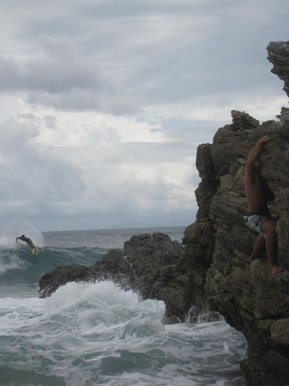 zufaelliges poserfoto....! thomas beim klettern und hinterbei der surfer.