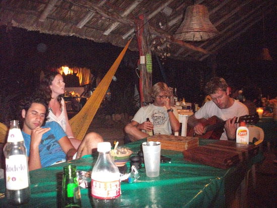 in der ueblichen runde... hans mit der gitarre und esther singt!!! sehr angenehme stimmung!!