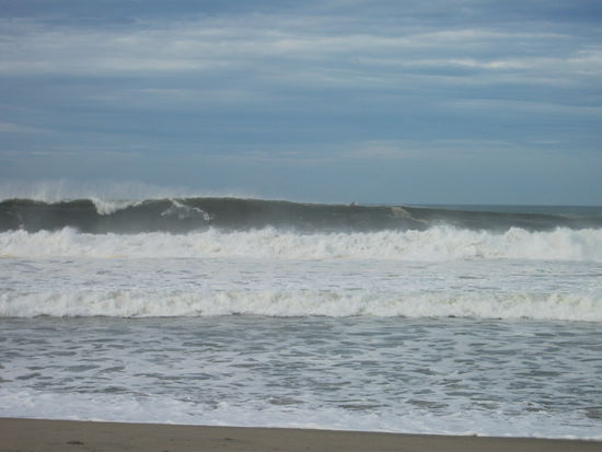 zicatella ein nachbarstrand von unserem, riesen wellen (5 meter und mehr)! man sieht sogar die weisse spur in der welle von einem surfer,also links der surfer und rechts oben auf der welle der jetski,  ist irre zu zuschauen!!!!