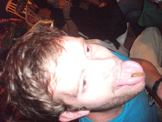 einen tag spaeter, alex feierte seinen 26.geburtstag und musste dafuer einen wurm essen..... der wurm kommt aus der mezcalflasche ( aehnlich wie tequila und den trinken die wie wasser da)!