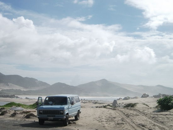 geiler platz, riesiger sandstrand mit meer und dahinter sandduenen..