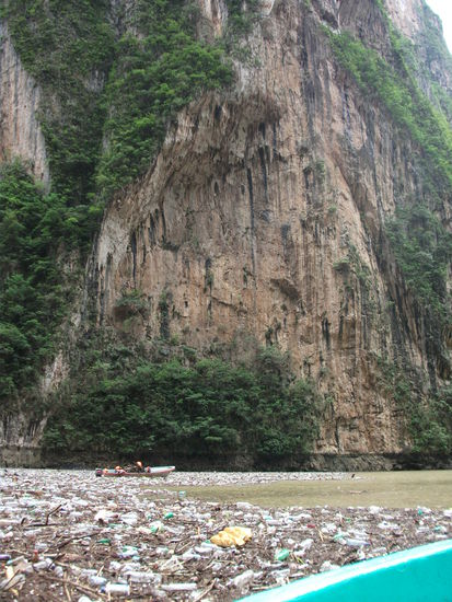 unglaubliche flaeche voller muell. da muessen die boote durchfahren, da sich der muell dort ansammelt und sehr schwierig ist wegzubekommen...anscheinend!!