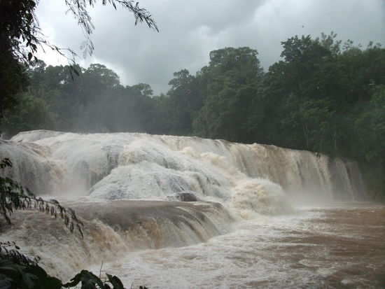 agua azul!!!
seine braune farbe ist nicht so herausragend in der regenzeit!