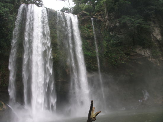 mizol- ha!
war echt der hammer, man konnte hinter die wasserfaelle vorbei gehen, dann ist man in eine kleine hoehle gekommen wo nochmal ein mini wasserfall war, den sah man allerdings nur mit taschenlampe!