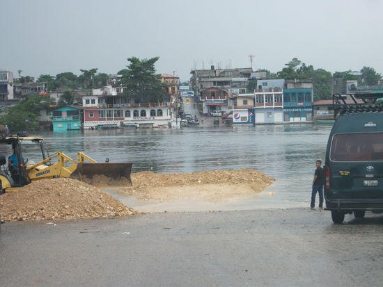 und ploetzlich steht man vor einem fluss der voellig uebergegangen ist.