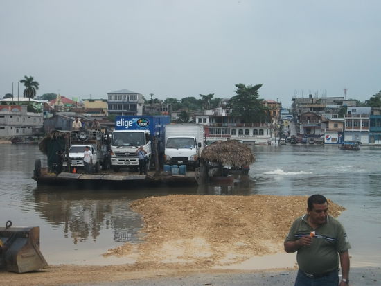 und voila.., mit dieser faehre wird man dann kutschiert!!