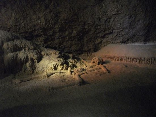 vollstaendiges skelett von einem maya-maedchen, das als opfergabe verwendet wurde. ihr wurde der schaedel eingeschlagen und dann wurde sie auf das podest im hintergrund gelegt. man vermutet sie lebte noch einige zeit, da sie vor dem podest und nicht in der ueblichen opferposition liegt...!