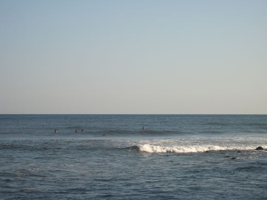 die ruhe vor dem sturm, alle surfer warten auf ihre welle!!