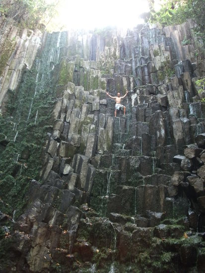 ueberall sind kleine wassergerinsel und viele steine bedeckt mit moos und graesern.