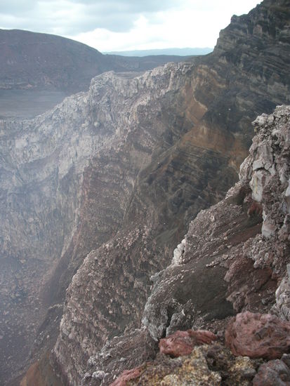 bergwand, die aussieht wie gezeichnet