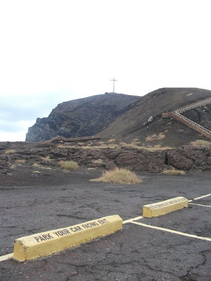 uebrigens beim gipfelkreuz waere ein aussichtspunkt gewesen, doch konnten wir dort nicht hingehen, weil der vulkan gerade zu aktiv war!!!