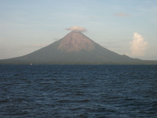 ein postkartenfoto, aber selbstgemacht!!
das ist der aktive vulkan ( 1600 meter)