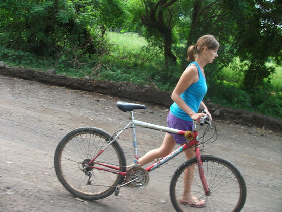 eine motivierte radfahrerin mit ihrem spinnendem rad