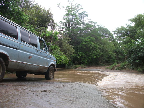 der fluss war knietief und sieht auf dem foto nur halb so schlimm aus. beim ueberqueren spritzte das wasser bis zur windschutzscheibe und ich konnte gar nicht hinsehen!!